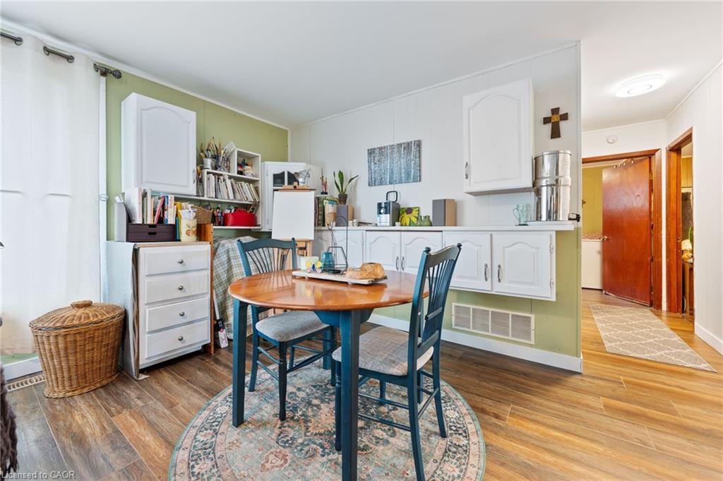 30 Bee Street, Booth'S Harbour, ON - Indoor Photo Showing Dining Room