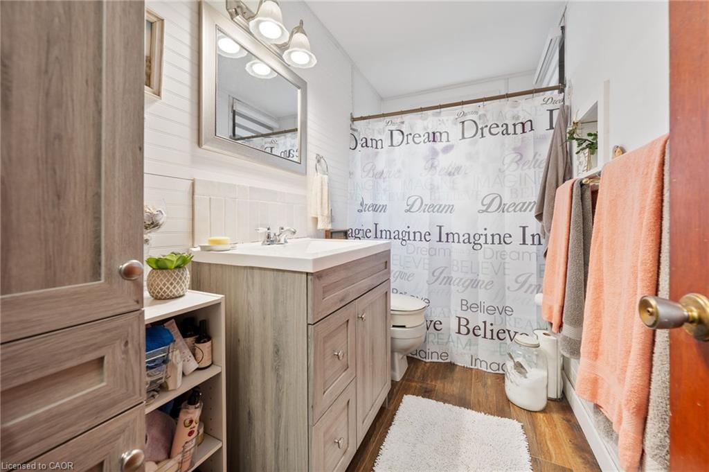 30 Bee Street, Booth'S Harbour, ON - Indoor Photo Showing Bathroom
