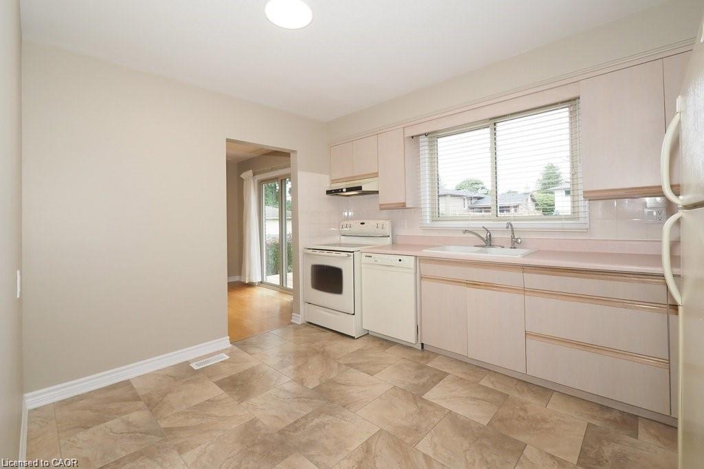 15 Niagara Road, Kitchener, ON - Indoor Photo Showing Kitchen