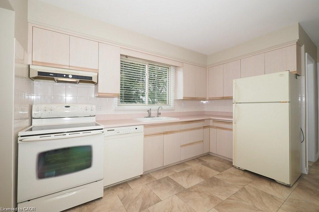 15 Niagara Road, Kitchener, ON - Indoor Photo Showing Kitchen
