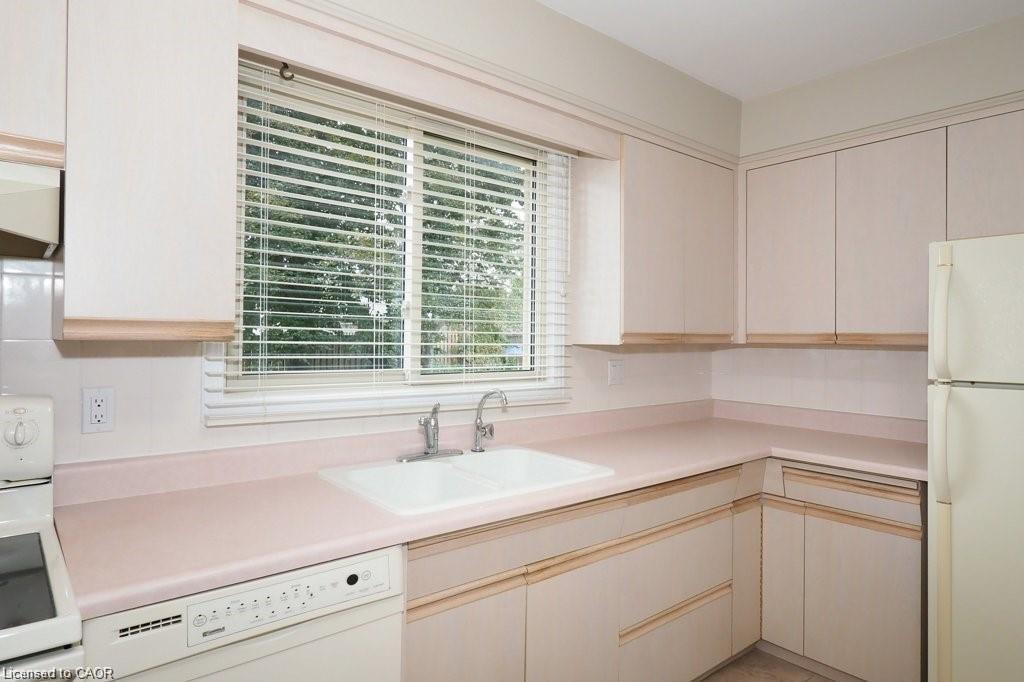 15 Niagara Road, Kitchener, ON - Indoor Photo Showing Kitchen