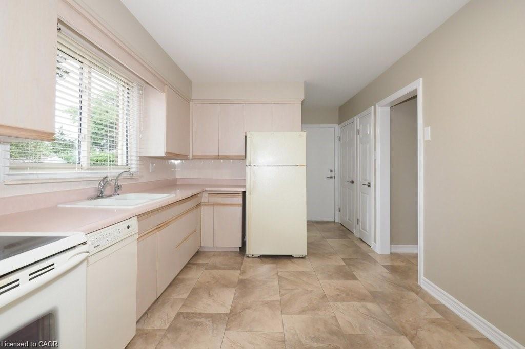 15 Niagara Road, Kitchener, ON - Indoor Photo Showing Kitchen