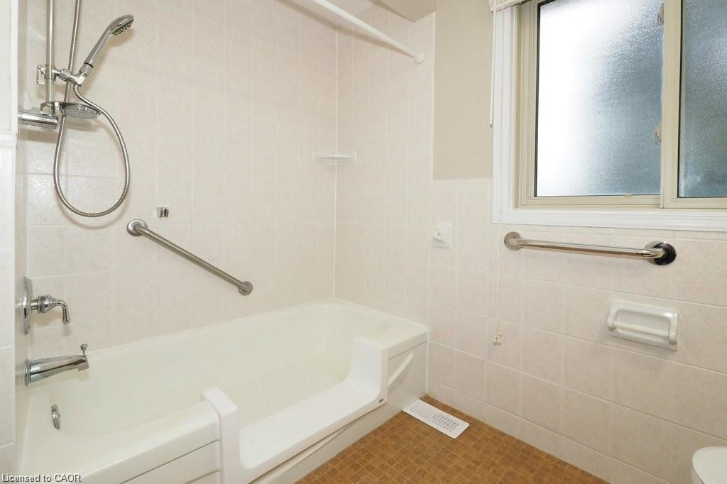 15 Niagara Road, Kitchener, ON - Indoor Photo Showing Bathroom