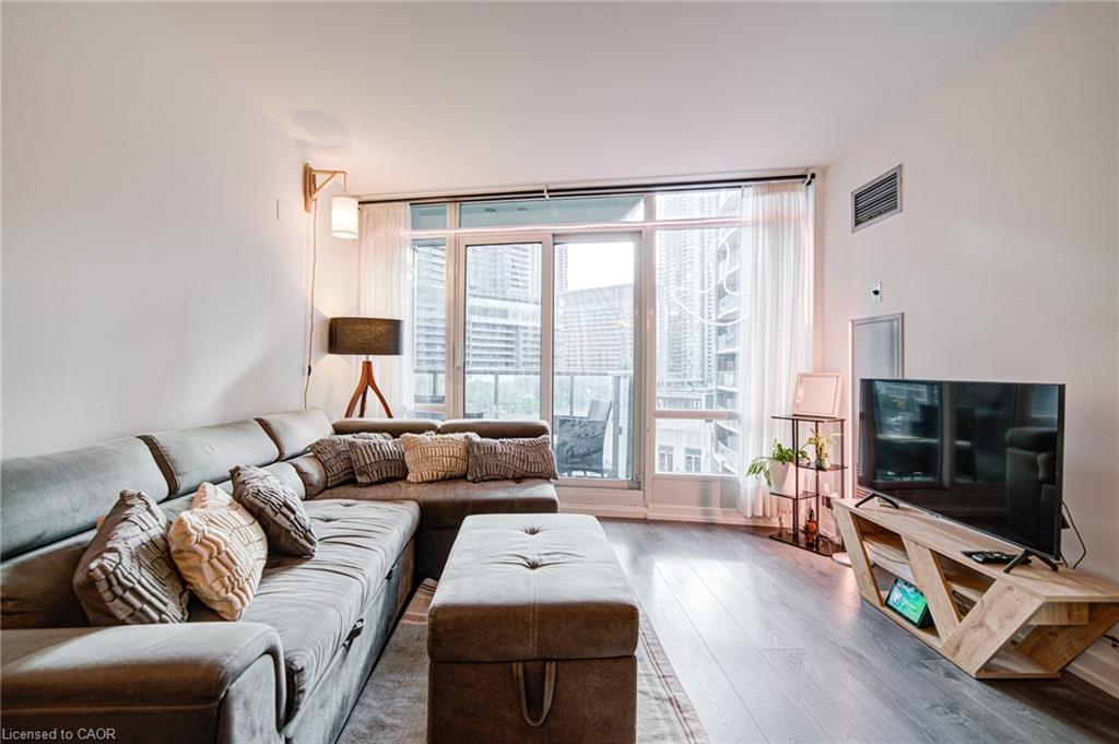 608-361 Front Street W, Toronto, ON - Indoor Photo Showing Living Room