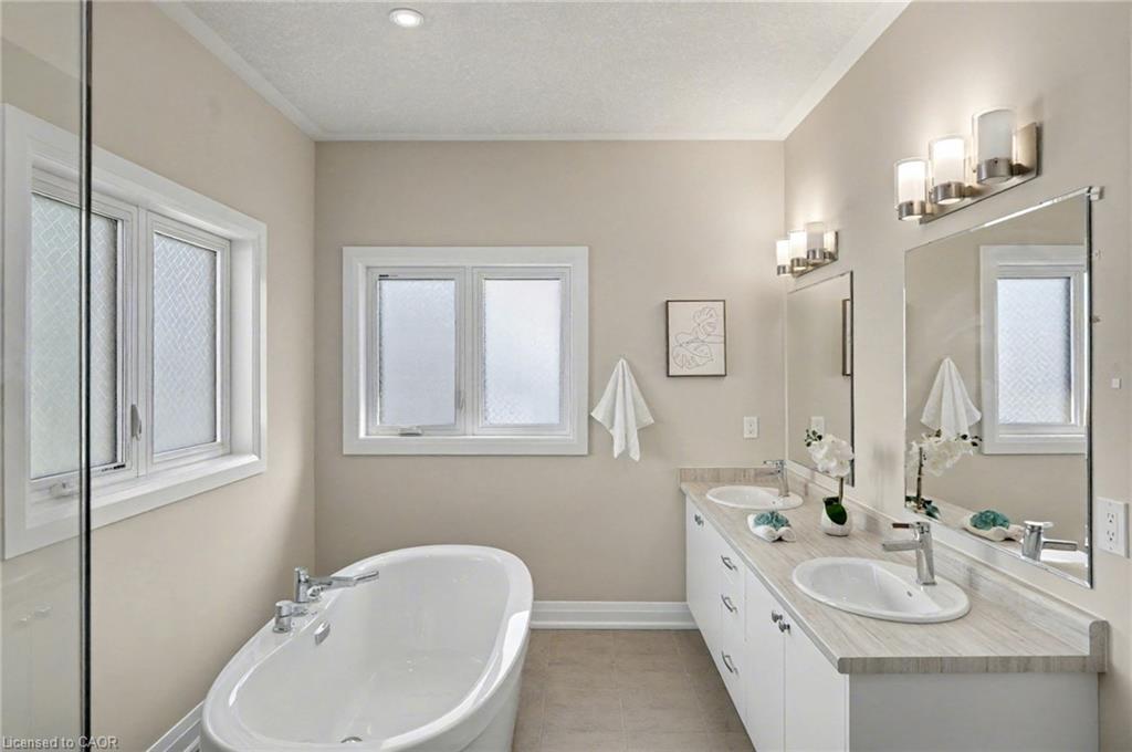 156 Ridgemount Street, Kitchener, ON - Indoor Photo Showing Bathroom