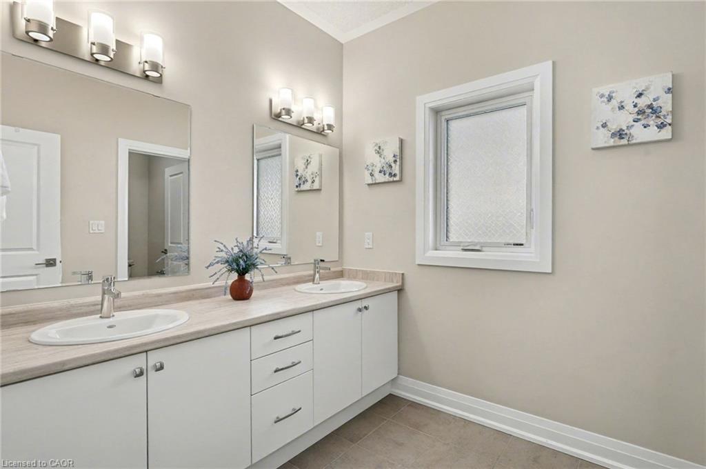 156 Ridgemount Street, Kitchener, ON - Indoor Photo Showing Bathroom