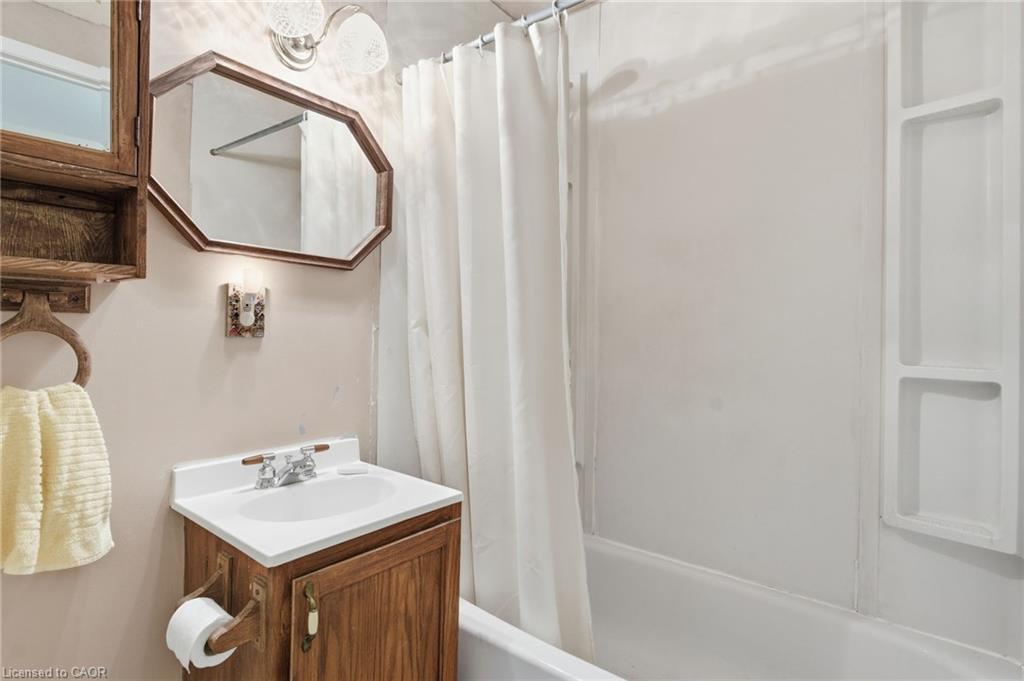 1470 Barron Road, Thorold, ON - Indoor Photo Showing Bathroom