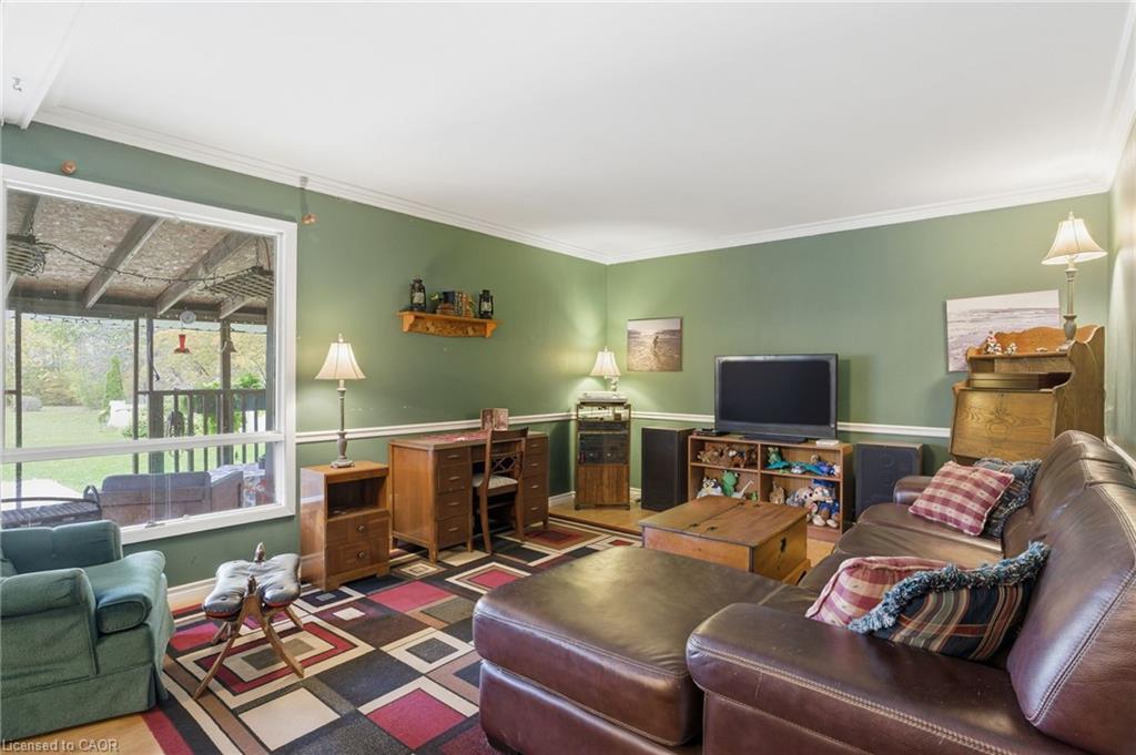 1470 Barron Road, Thorold, ON - Indoor Photo Showing Living Room
