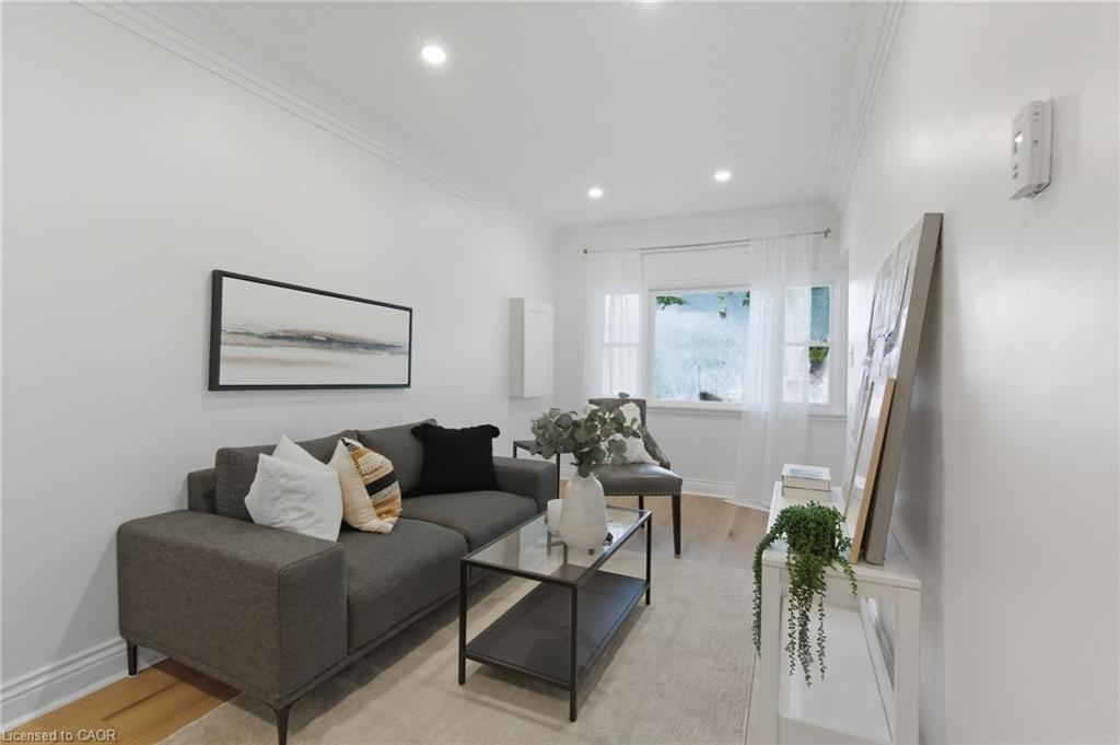 78 Delena Avenue N, Hamilton, ON - Indoor Photo Showing Living Room