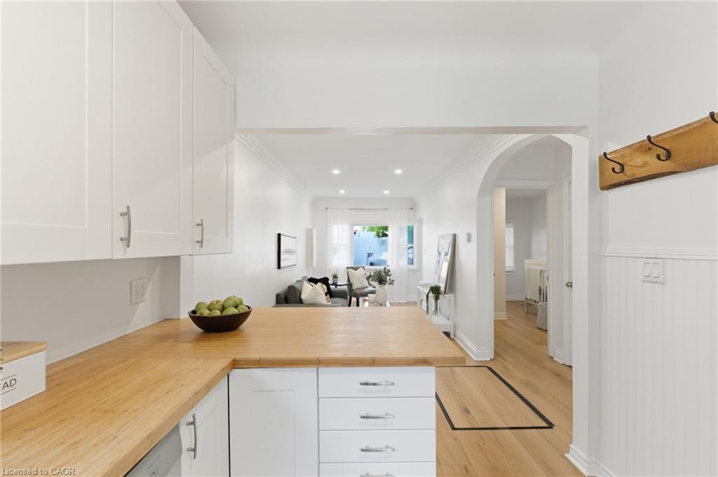 78 Delena Avenue N, Hamilton, ON - Indoor Photo Showing Kitchen