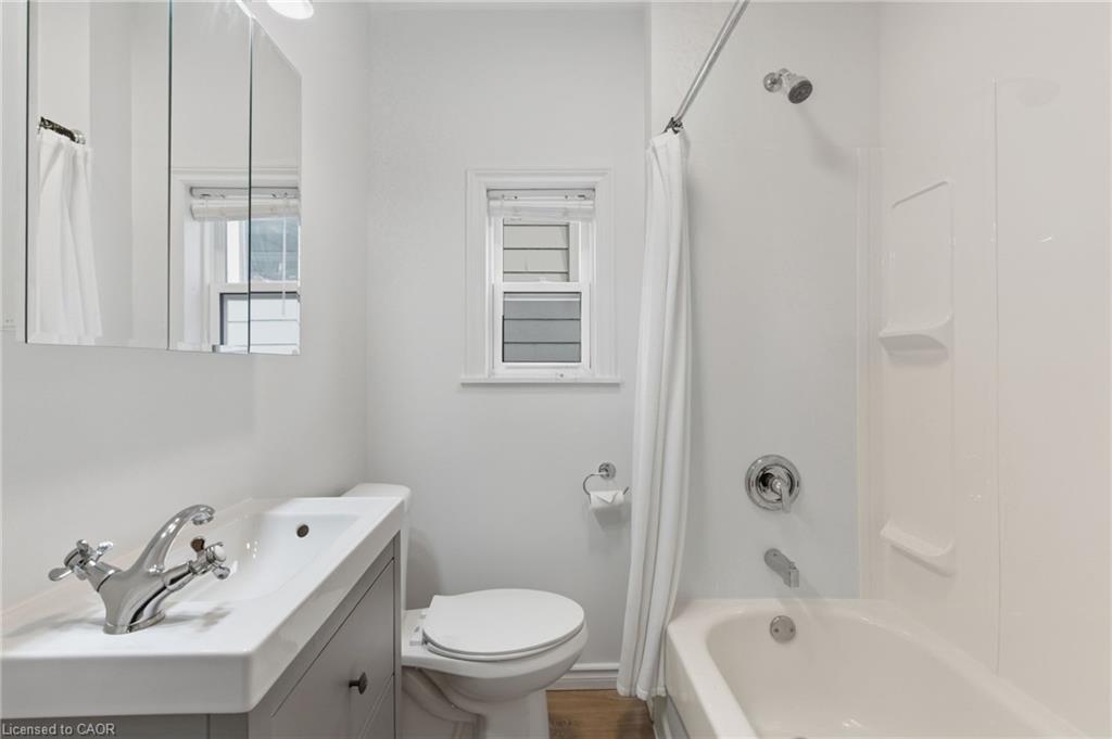 78 Delena Avenue N, Hamilton, ON - Indoor Photo Showing Bathroom