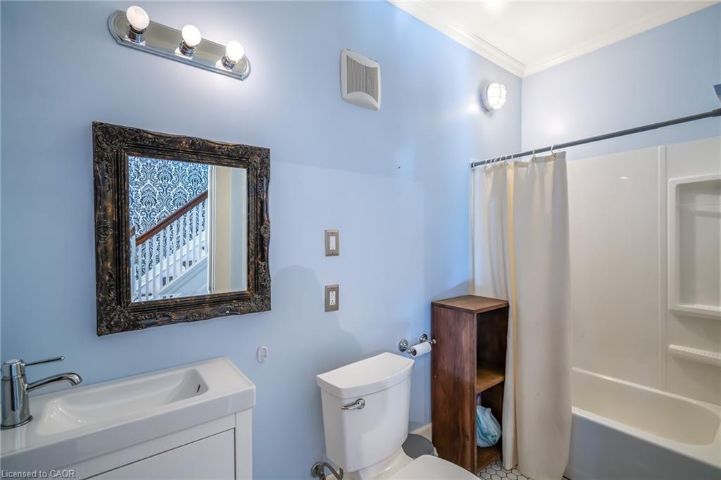 153 Geneva Street, St. Catharines, ON - Indoor Photo Showing Bathroom
