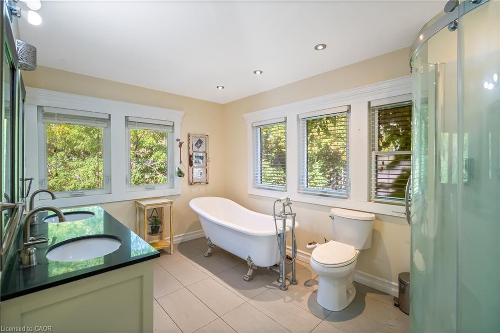 153 Geneva Street, St. Catharines, ON - Indoor Photo Showing Bathroom