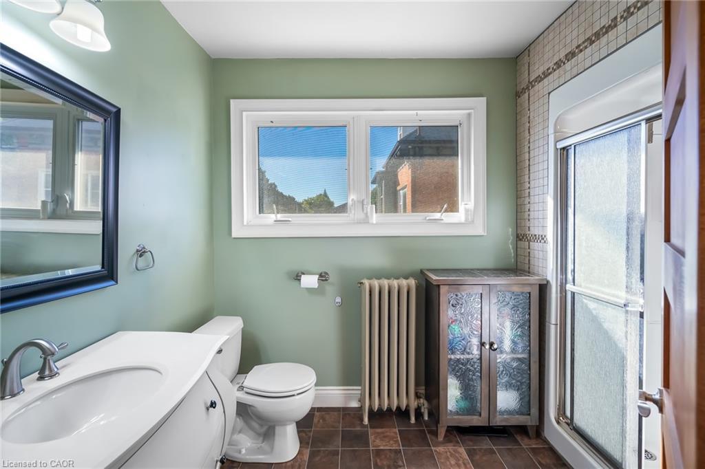 153 Geneva Street, St. Catharines, ON - Indoor Photo Showing Bathroom