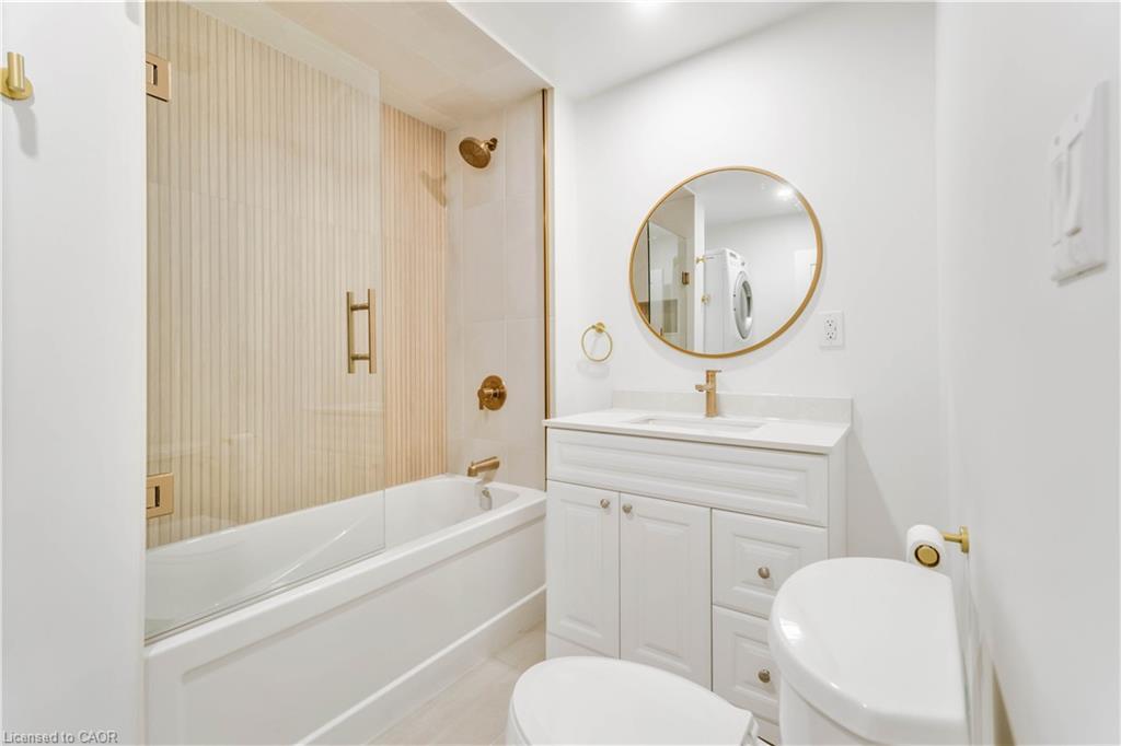 2-80 East Avenue S, Hamilton, ON - Indoor Photo Showing Bathroom