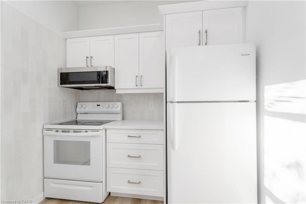 2-80 East Avenue S, Hamilton, ON - Indoor Photo Showing Kitchen