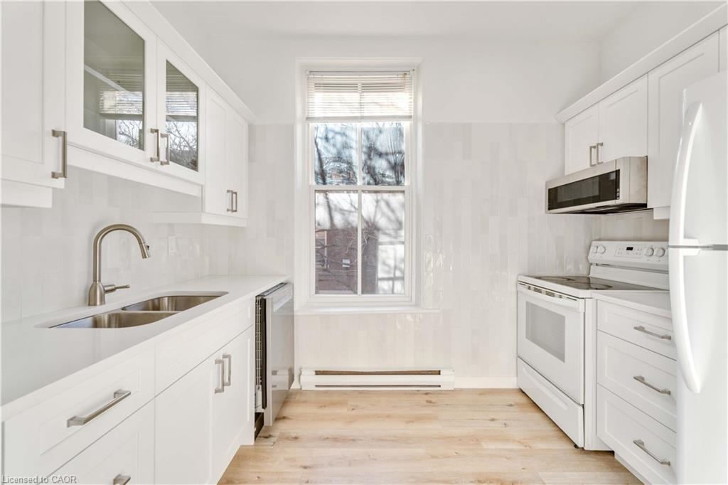 2-80 East Avenue S, Hamilton, ON - Indoor Photo Showing Kitchen With Double Sink
