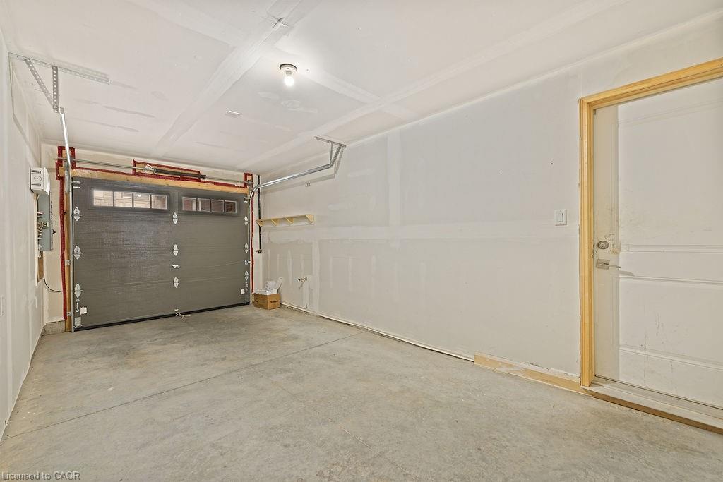33-1169 Garner Road E, Ancaster, ON - Indoor Photo Showing Garage