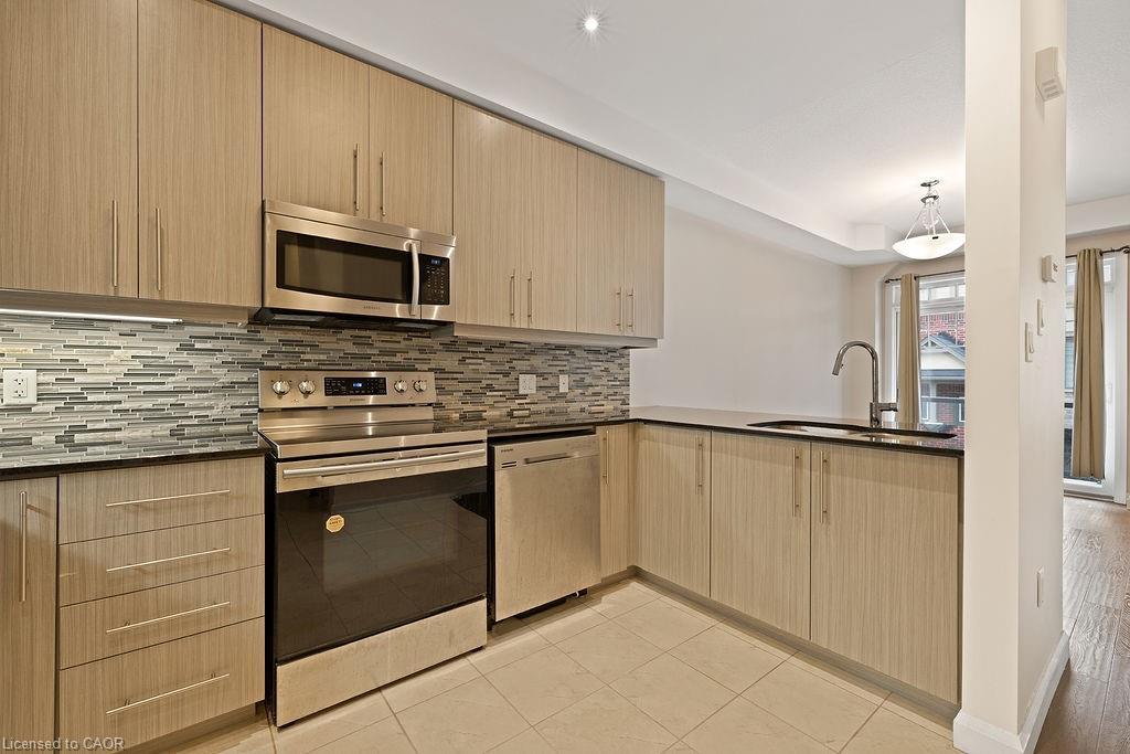 33-1169 Garner Road E, Ancaster, ON - Indoor Photo Showing Kitchen