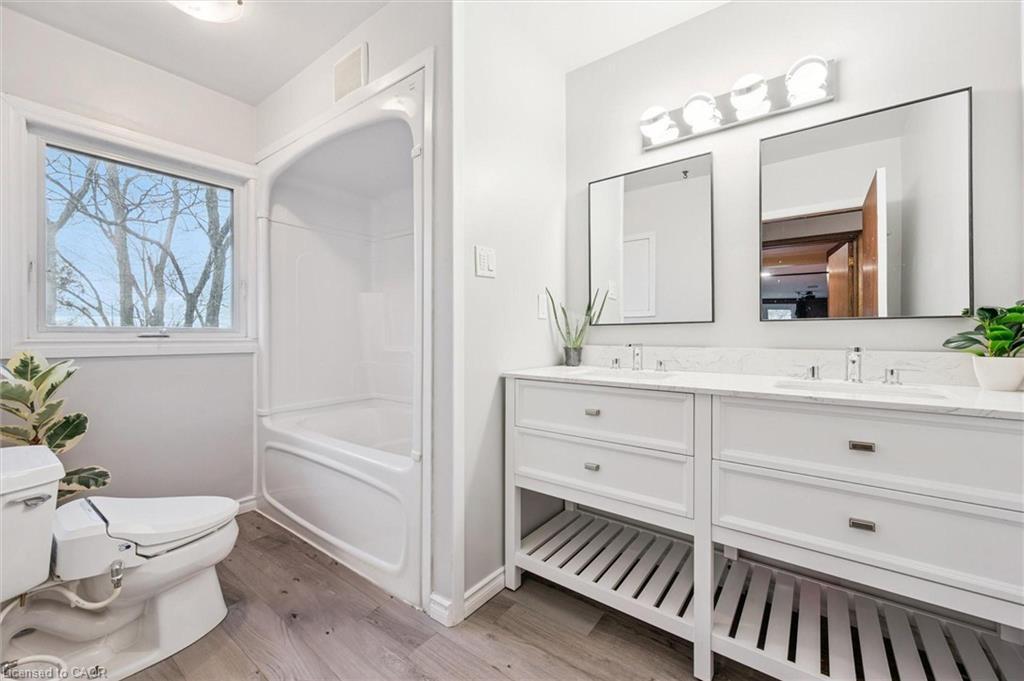 500 Watson Parkway S, Guelph, ON - Indoor Photo Showing Bathroom