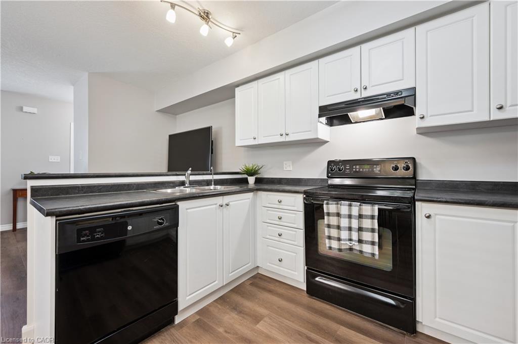 9D-50 Howe Drive, Kitchener, ON - Indoor Photo Showing Kitchen