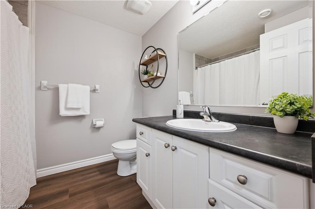 9D-50 Howe Drive, Kitchener, ON - Indoor Photo Showing Bathroom