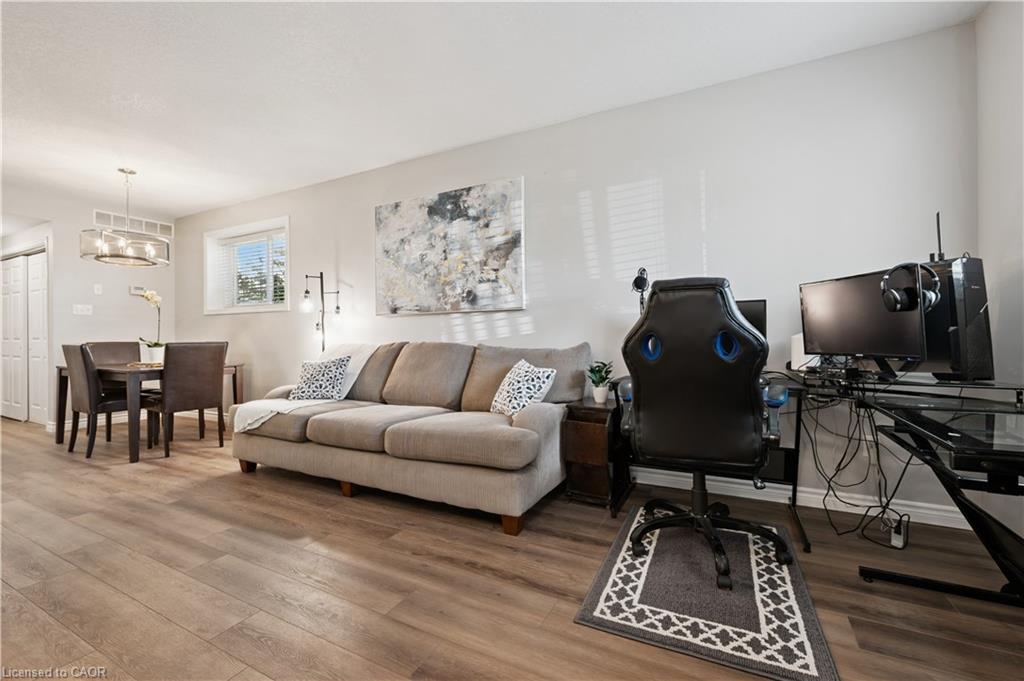 9D-50 Howe Drive, Kitchener, ON - Indoor Photo Showing Living Room