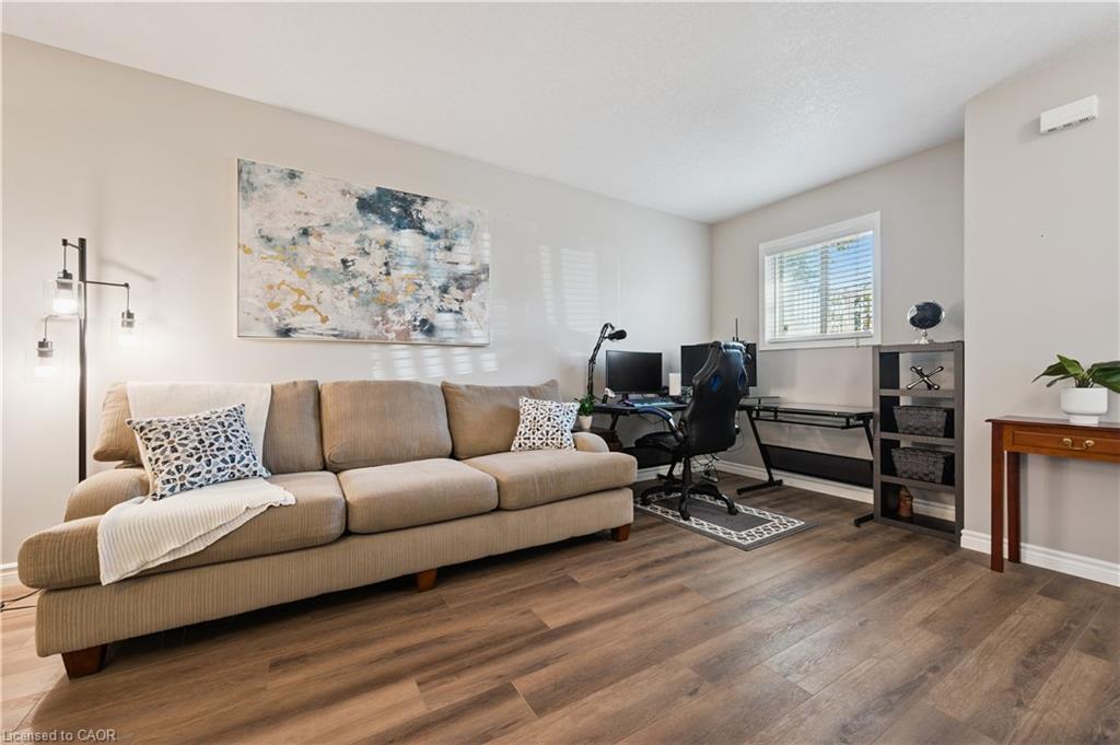 9D-50 Howe Drive, Kitchener, ON - Indoor Photo Showing Living Room