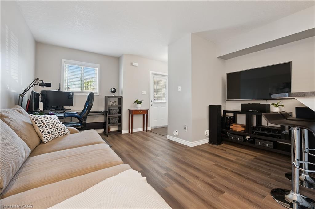 9D-50 Howe Drive, Kitchener, ON - Indoor Photo Showing Living Room