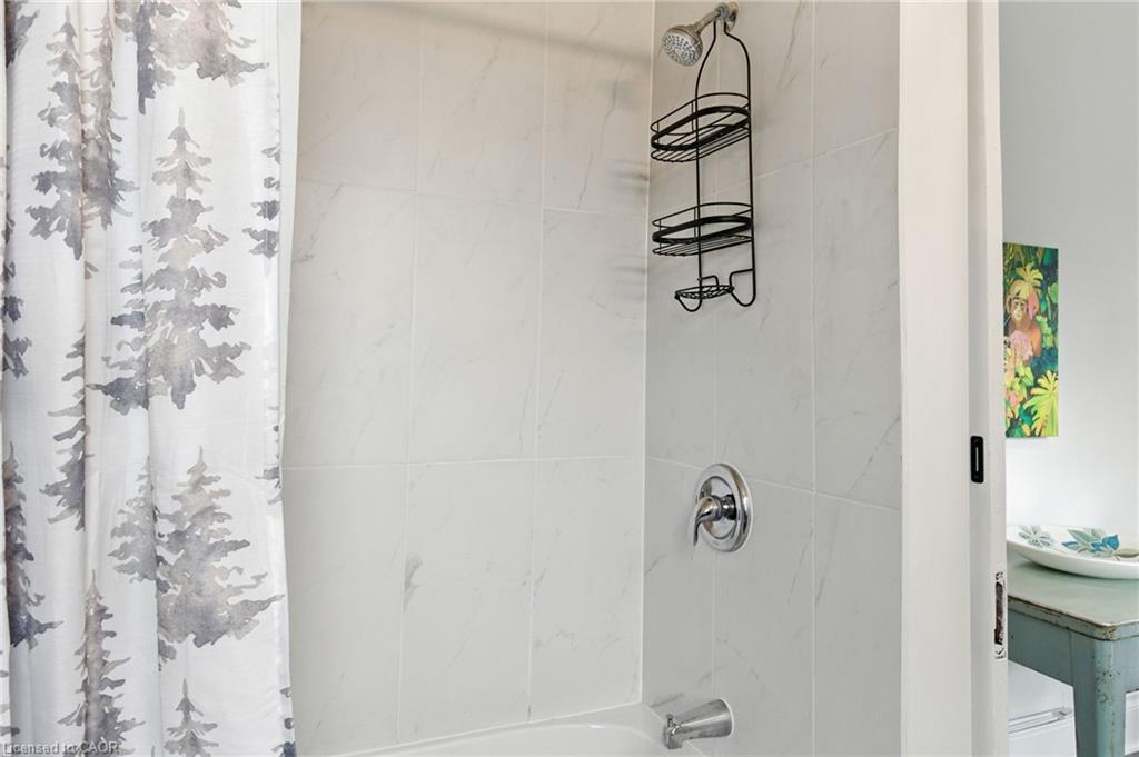 12 Francis Street, Hamilton, ON - Indoor Photo Showing Bathroom