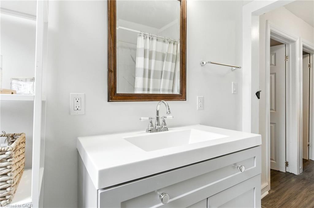 12 Francis Street, Hamilton, ON - Indoor Photo Showing Bathroom