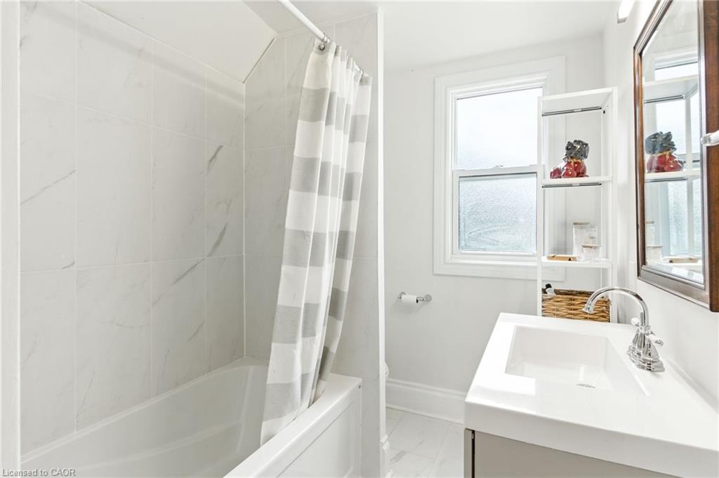 12 Francis Street, Hamilton, ON - Indoor Photo Showing Bathroom