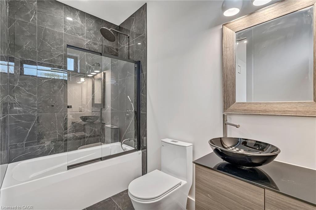 144 Mansfield Drive, Oakville, ON - Indoor Photo Showing Bathroom