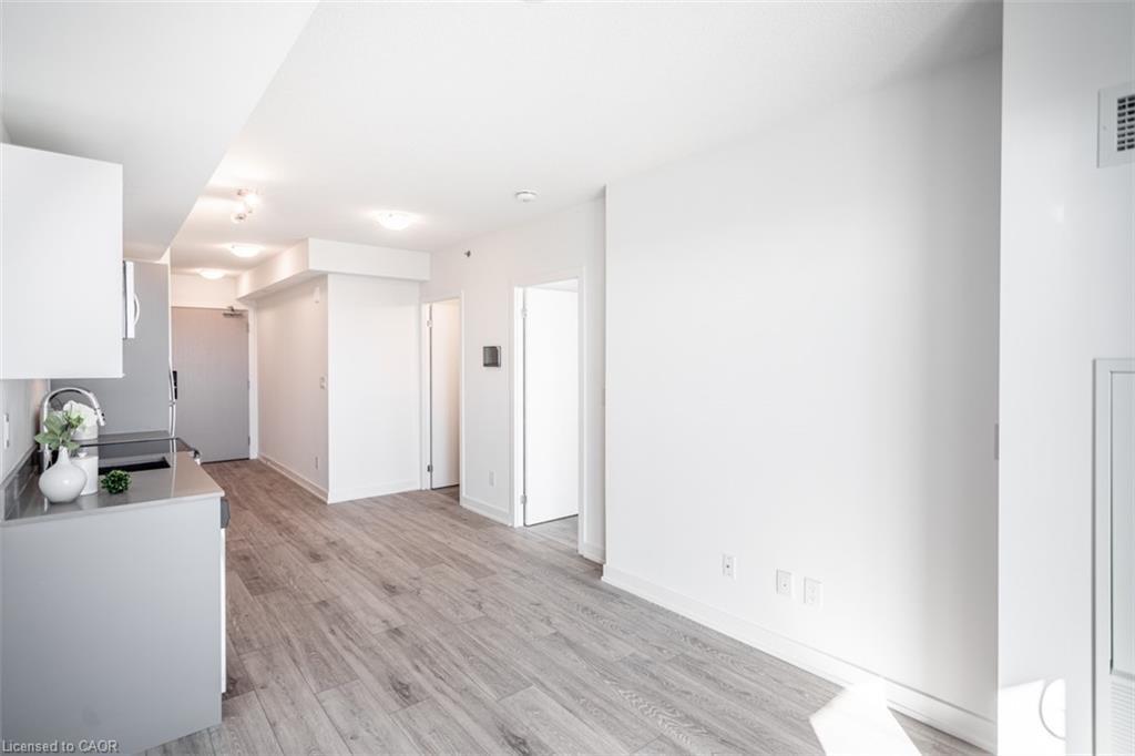 A401-3210 Dakota Common, Burlington, ON - Indoor Photo Showing Other Room