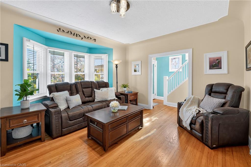 46 Weir Street S, Hamilton, ON - Indoor Photo Showing Living Room