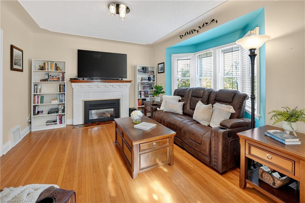 46 Weir Street S, Hamilton, ON - Indoor Photo Showing Living Room With Fireplace