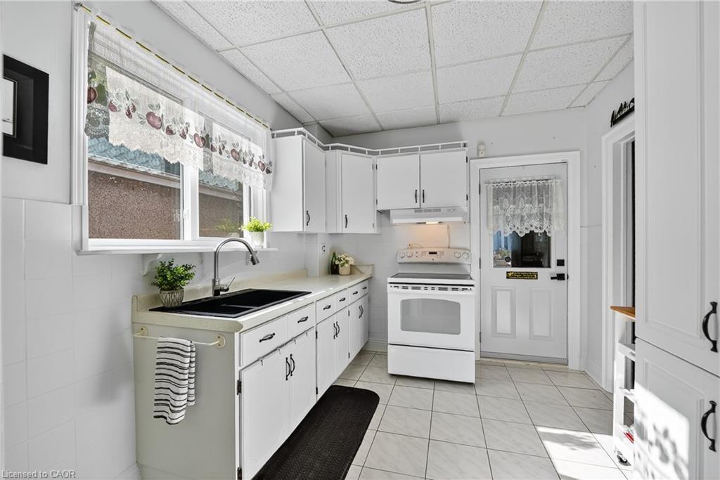46 Weir Street S, Hamilton, ON - Indoor Photo Showing Kitchen With Double Sink