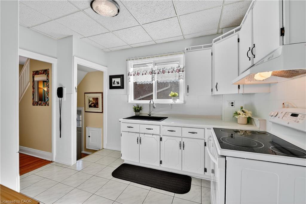 46 Weir Street S, Hamilton, ON - Indoor Photo Showing Kitchen