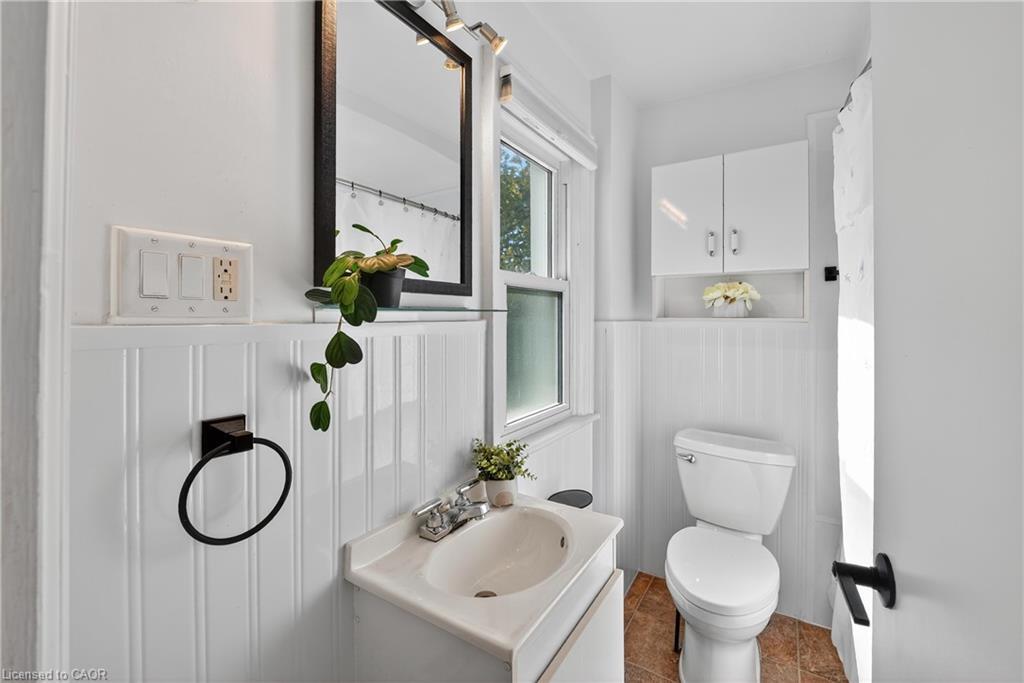 46 Weir Street S, Hamilton, ON - Indoor Photo Showing Bathroom