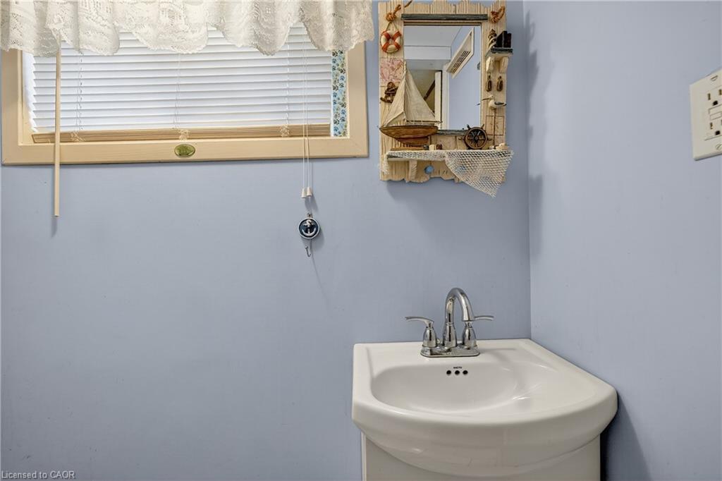 46 Weir Street S, Hamilton, ON - Indoor Photo Showing Bathroom