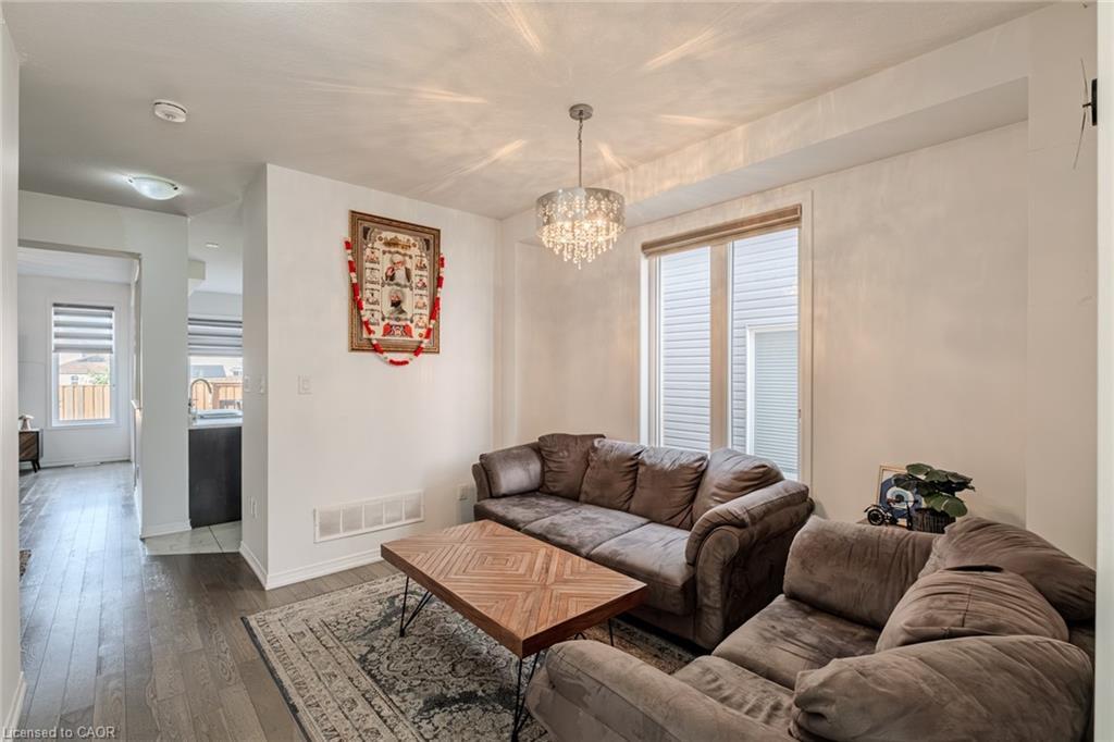 36 Munro Circle, Brantford, ON - Indoor Photo Showing Living Room