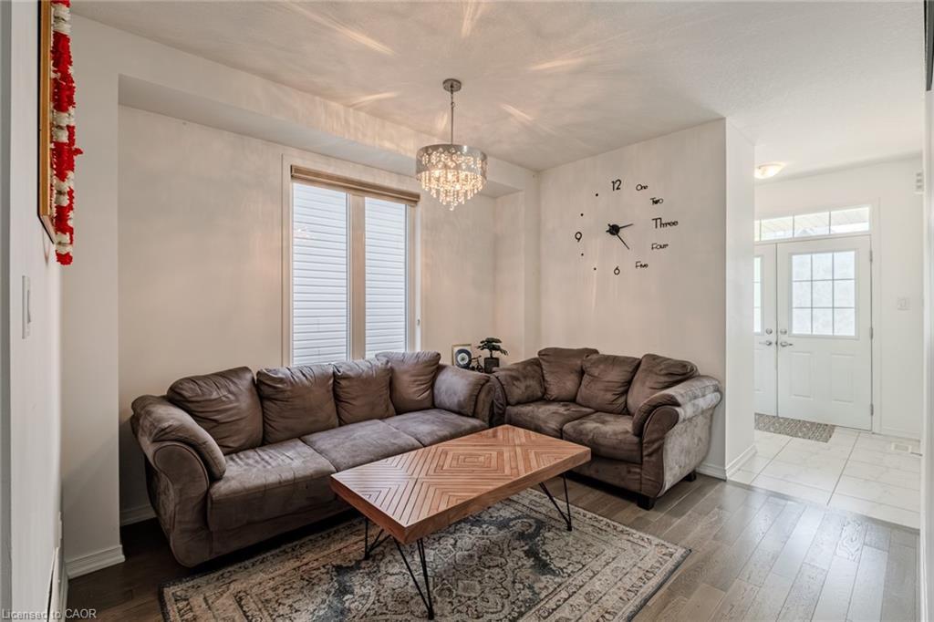 36 Munro Circle, Brantford, ON - Indoor Photo Showing Living Room