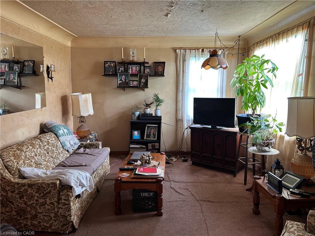 2995 Highway 59, Walsingham, ON - Indoor Photo Showing Living Room