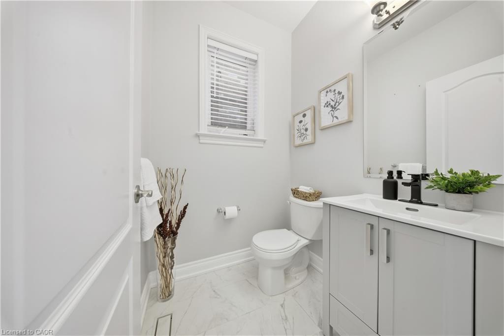 8 Summerberry Way, Hamilton, ON - Indoor Photo Showing Bathroom