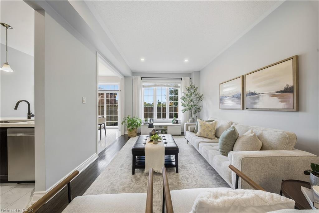 8 Summerberry Way, Hamilton, ON - Indoor Photo Showing Living Room