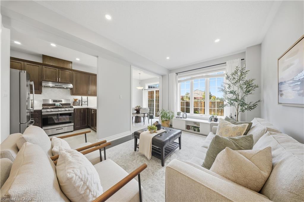 8 Summerberry Way, Hamilton, ON - Indoor Photo Showing Living Room