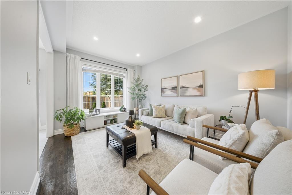 8 Summerberry Way, Hamilton, ON - Indoor Photo Showing Living Room