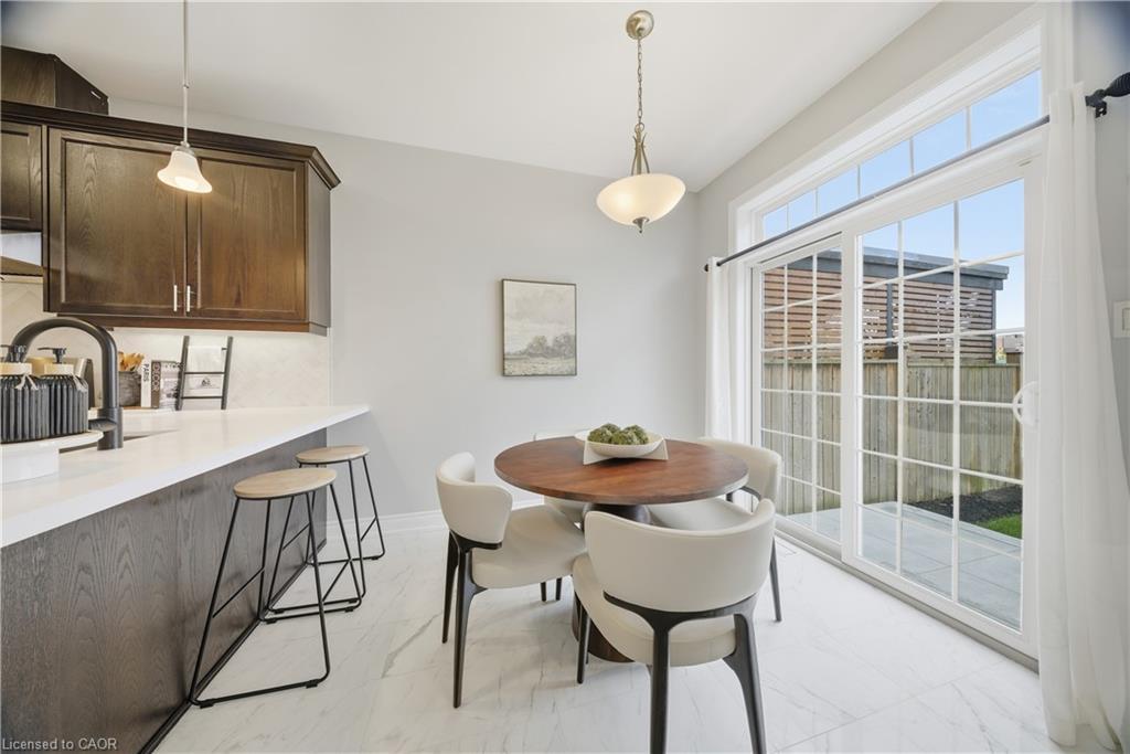8 Summerberry Way, Hamilton, ON - Indoor Photo Showing Dining Room