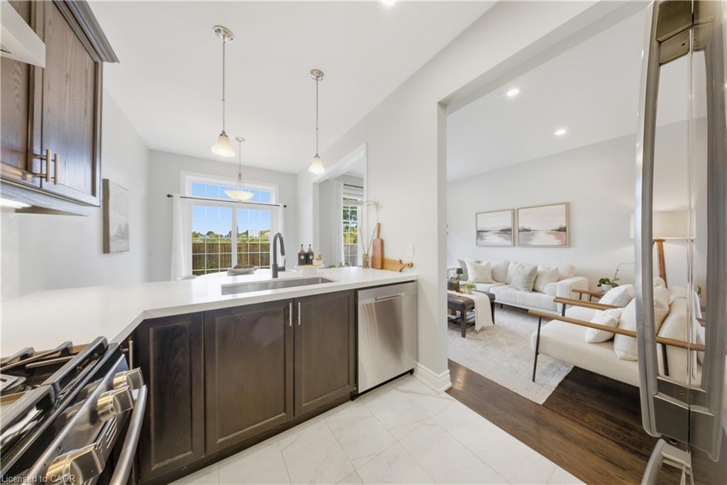 8 Summerberry Way, Hamilton, ON - Indoor Photo Showing Kitchen With Upgraded Kitchen
