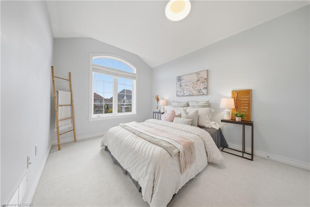 8 Summerberry Way, Hamilton, ON - Indoor Photo Showing Bedroom